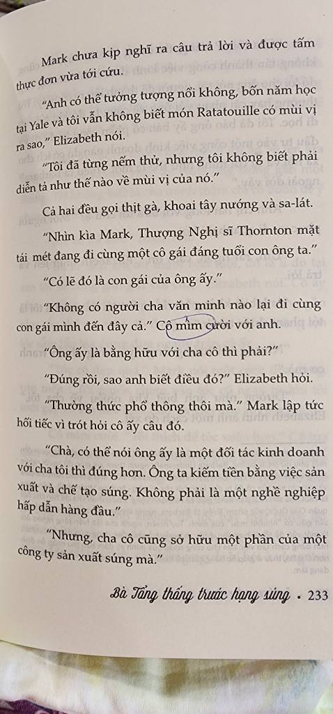 Khâu xét duyệt bản thảo trước khi in ấn xuất bản rất rất sơ sài. Cứ vài trang là lại có lỗi chính tả, lỗi đánh máy, sót chữ, đảo dấu.. đọc như có sạn trong mạch truyện khiến cuốn sách mất giá trị vô cùng. Đề nghị nxb kiểm tra kỹ lưỡng chất lượng nội dung trước khi tái bản. (Bản này đã có chỉnh lý nhưng lỗi rất nhiều). Rất thất vọng về nxb này!