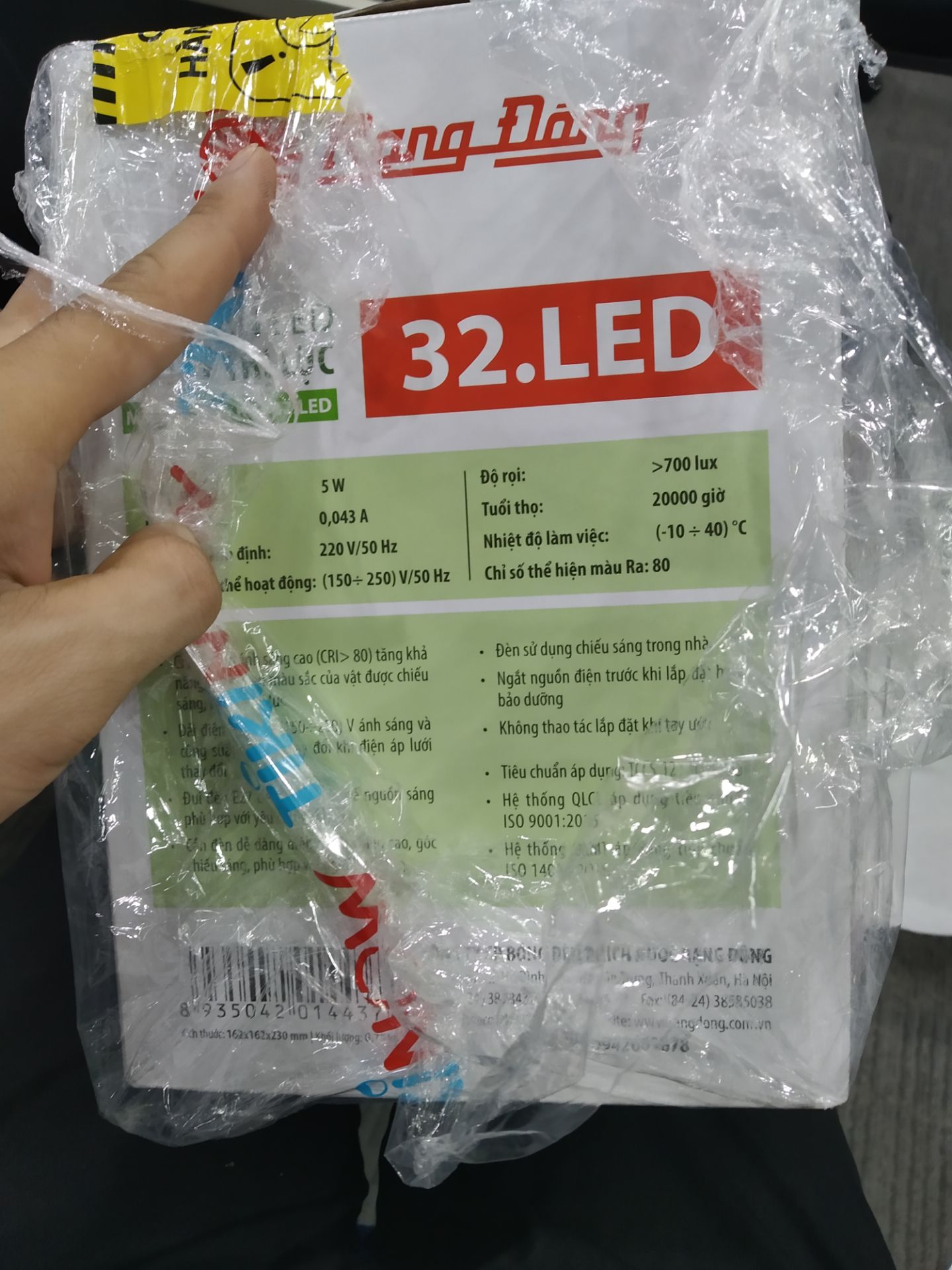 đèn gọn, chắc, Có trang bị sẵn bóng đèn vàng 5w, độ sáng ổn để đọc sách ở phòng tối yên tĩnh.