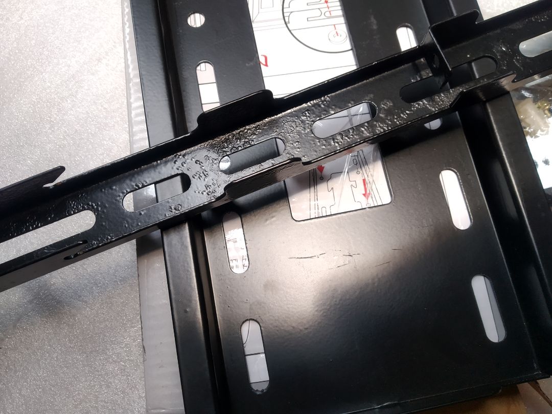 Chất lượng rất tệ, giá treo mỏng manh như giá Trung Quốc mua 60.000 ngoài chợ, sơn bong tróc, xướt xác quá nhiều, tôi mua 2 bộ mà gửi cho 1 túi ốc vít, sao lắp được. Mong Tiki kiểm soát chất lượng chặt chẽ trước khi giao hàng cho khách, hàng chất lượng quá kém khiến người mua như bị *** vậy. Tôi muốn trả lại hàng, phiền Tiki liên hệ lại giùm.