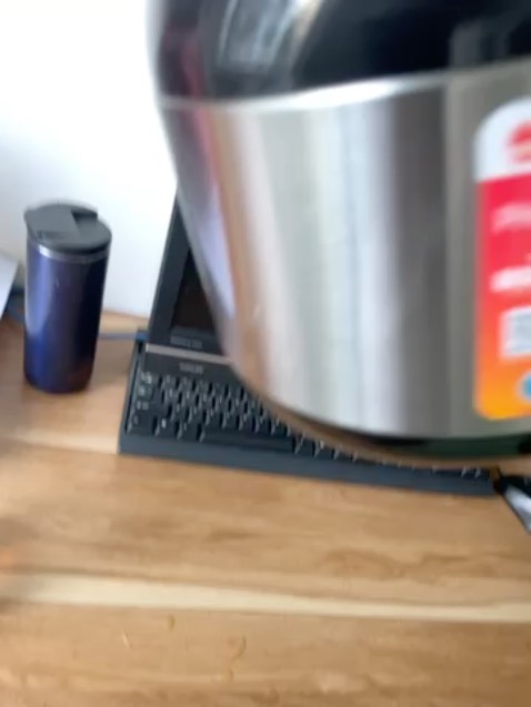 Sau khi dùng vài hôm thì ấm bị róc. Đề nghị bảo hành.