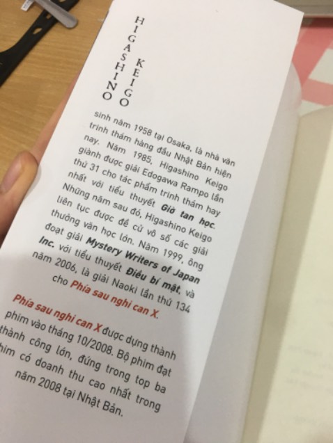 - Về TIKI: giao hàng hơi lâuu xíu thui, sách ko đc bọc gì mà chỉ dc cho vào cái hộp cartoon thôi:((( may mà ko nhăn hay bị gì!
- Về Sách:
  + Đây là lần đầu tui đọc sách của Keigo, thấy mn thích quá trờiii nên mua về đọc thử, ai dè bâyh thành fannnnnn Keigo lun rùiiiiii, chuẩn bị tốn ối tiền mua sách đây😿🥺😆!
  + Cách miêu tả diễn biến nhân vật phải gọi là đỉnh của chóp, diễn tả rấtt “tới” tâm trạng, nội tâm của các nhân vật! 
  + Sách mang giá trị rất nhân văn, sâu sắc về tình yêu giữa người với người.
  + Cái kết khá là sốc😿🥺 ko quá đáng sợ nhưng mà khiến tui suy nghĩ về nó nhiều lắm luôn huhu!!! 
  
nch là rất nên mua nhaa❤️‼️🔥 cố gắng kiên nhẫn đọc hết cuốn là úi dùi uiii phải nói là đỉnh của chóp luônnn!