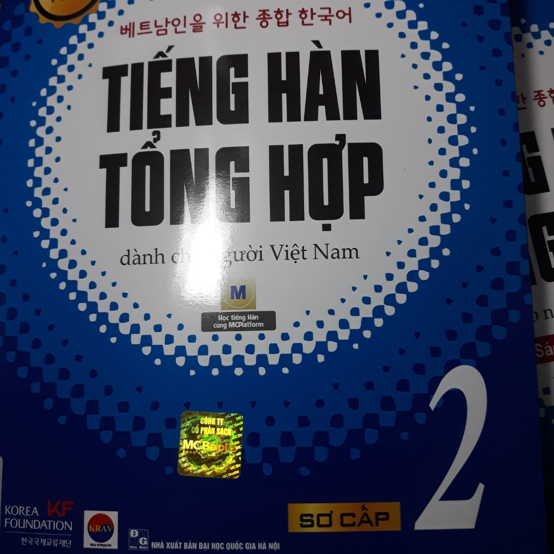 Sách còn mới tinh luôn nha mng. Vì tình hình dịch bệnh phức tạp nên giao hàng lâu hơn ngày thường, mình còn được tặng bookmark nữa thích ghê ?❤ Sách còn mới tinh luôn nha mng. Vì tình hình dịch bệnh phức tạp nên giao hàng lâu hơn ngày thường, mình còn được tặng bookmark nữa thích ghê ?❤