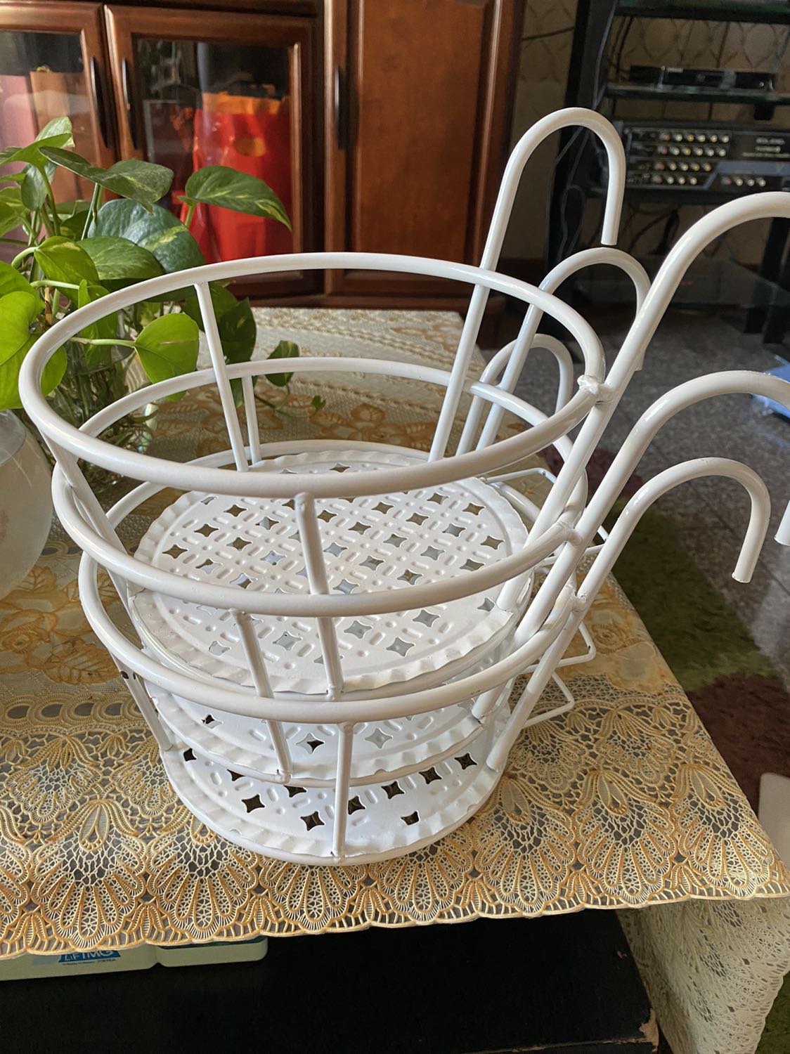 Kệ sắt, đúng màu trắng ! nhìn thấy cũng chắc chắn,  không biết lâu dài bền thế nào, vài chỗ Sơn hơi bị tróc , nhưng mình cho shop 5 sao !