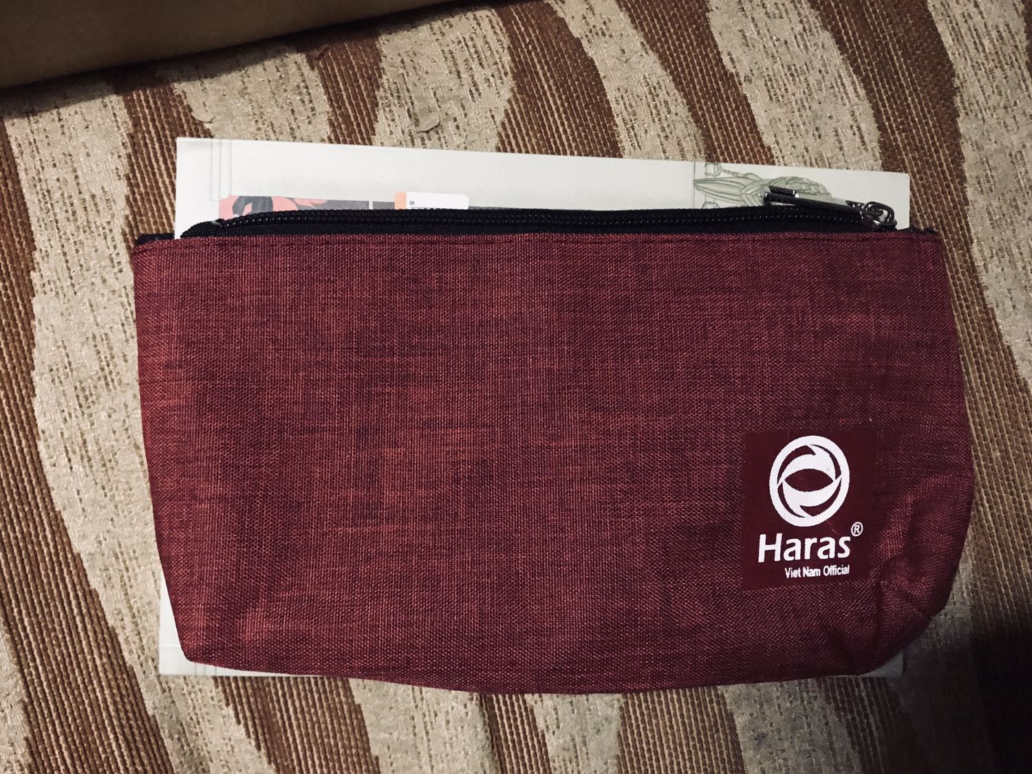 Đặt lên cuốn sách chụp để mọi người hình dung được kích thước. Túi 1 ngăn có khoá. Có thể đựng tiền và điện thoại đi chợ, cho con đựng bút đi học cũng được luôn Đặt lên cuốn sách chụp để mọi người hình dung được kích thước. Túi 1 ngăn có khoá. Có thể đựng tiền và điện thoại đi chợ, cho con đựng bút đi học cũng được luôn