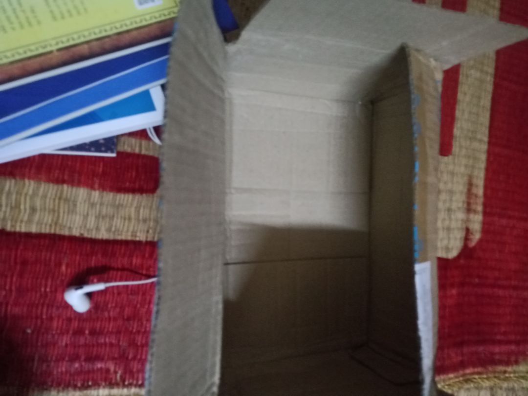 giao nhanh, nhưng hàng đóng gói rất ẩu chỉ cho 5 quyển sách vào hộp rồi gói lại, mình là người quý sách lên rất k hài lòng !