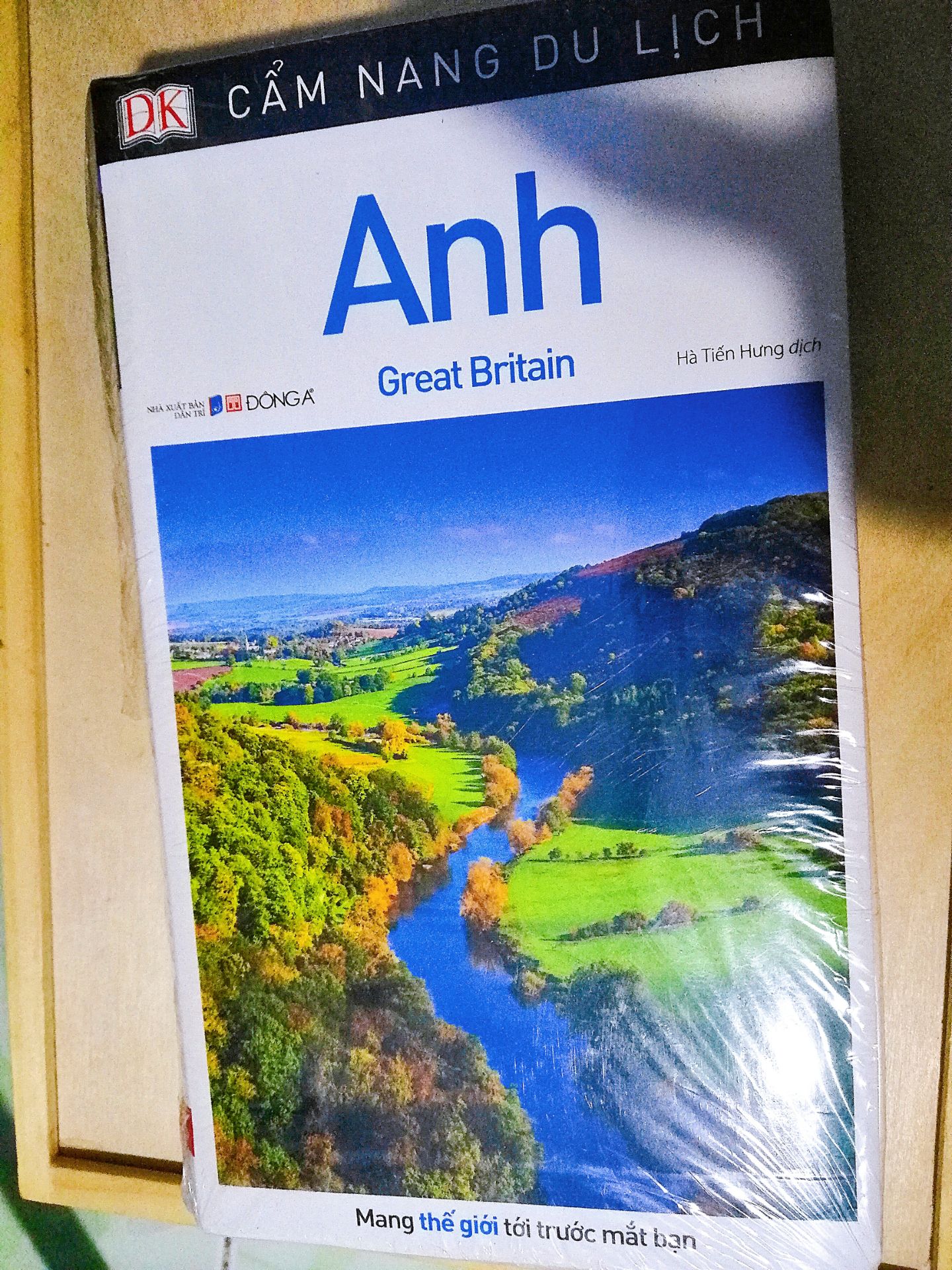 Mình nghĩ đây là cuốn sách ko thể thiếu vs những ai yêu mến nước Anh. Ngay cả khi cta chưa có dịp dc sang Anh thì cũng có thể có 1 chuyến du lịch qua sách bởi cuốn "từ điển thu nhỏ" này. Gọi là bách khoa toàn thư mini về du lịch, lịch sử và văn hóa Anh cũng dc luôn ấy. Sách siêu dày với hơn 600 trang, in màu full, hình ảnh rõ đẹp, chỉ mục và hướng dẫn cũng rõ ràng. Đây ko đơn giản là sách ảnh tips du lịch cho vui mà còn có thể xem là sách lịch sử hình thành vs phát triển của Great Britain cũng dc luôn đó. 

Đợt này mình mua cả 2 cuốn của Thái Lan và Anh do bên Fahasa đang có giá tốt. So với cuốn của Thái thì cuốn của Anh mình nhận dc seal ko tốt lắm và bìa cũng hơi bị móp ở góc. Nhg chắc đây cũng là điều khó tránh khỏi vì sách rất dày nên khi bọc seal và vận chuyển thì cũng dễ bị vậy nên mình thấy ko có vấn đề gì lắm.