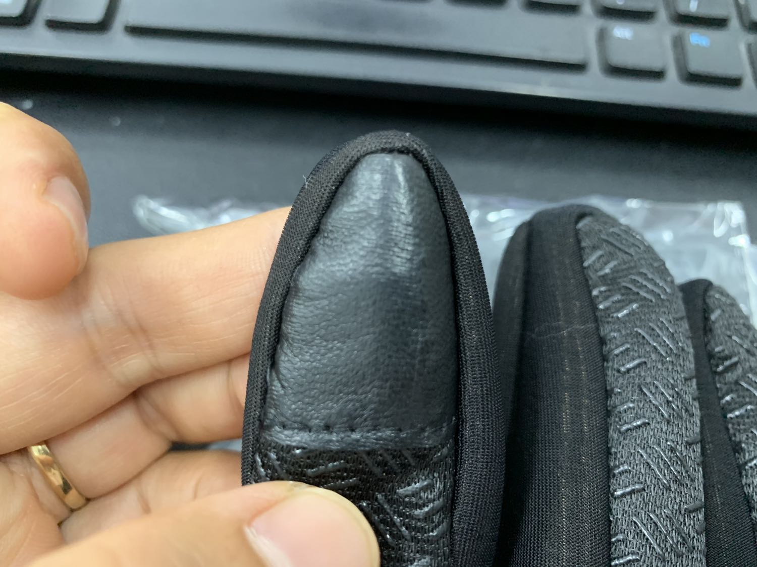 Mình mua 2 cặp găng tay đi nắng cảm ứng vân tay cùng 1 loại, nhưng khi giao thì 2 loại bao bì khác nhau, bên trong 2 loại về chất liệu thì giống, nhưng phần cảm ứng chỗ ngón trỏ thì khác nhau, 1 cặp thì dùng cảm ứng được, cặp còn lại thì không, để nghị Tiki kiểm tra và cho đổi hàng giúp Mình mua 2 cặp găng tay đi nắng cảm ứng vân tay cùng 1 loại, nhưng khi giao thì 2 loại bao bì khác nhau, bên trong 2 loại về chất liệu thì giống, nhưng phần cảm ứng chỗ ngón trỏ thì khác nhau, 1 cặp thì dùng cảm ứng được, cặp còn lại thì không, để nghị Tiki kiểm tra và cho đổi hàng giúp