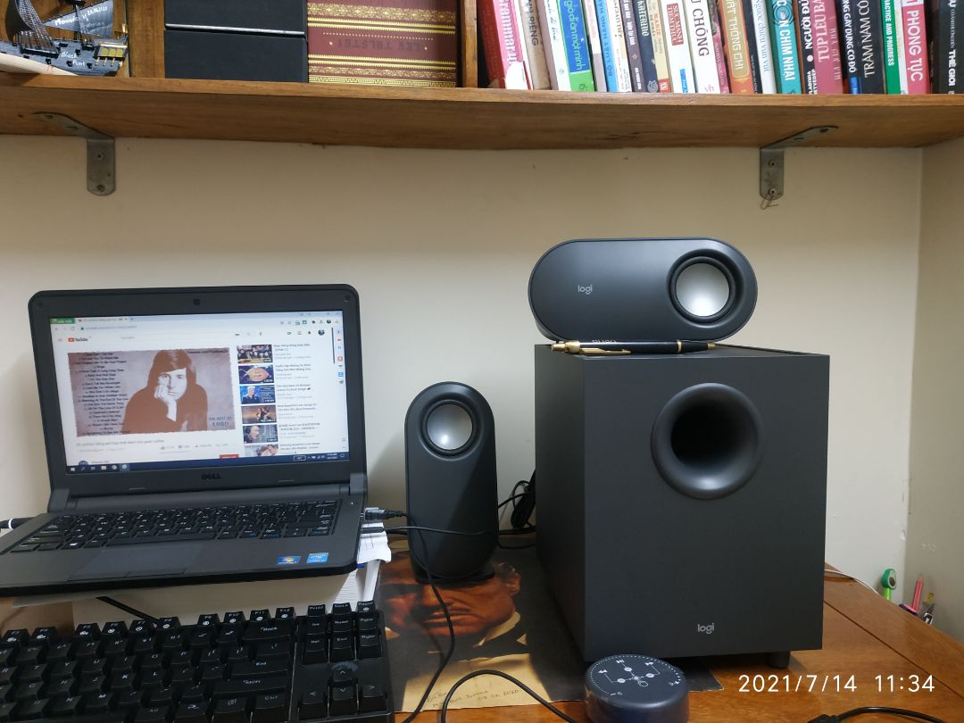 nên mua. ưng nhất là hãng gửi kèm luôn 2 viên pin để lắp vào remote control. 
đóng thùng chắc chắn, gọn gàng... Chất lượng âm thanh ấm áp. chỉ dành từ tuyệt cho sản phẩm này.
hi vọng shop nhắc nhở đơn vị vận chuyển để hàng k bị móp méo. may là bên trong vẫn ổn.