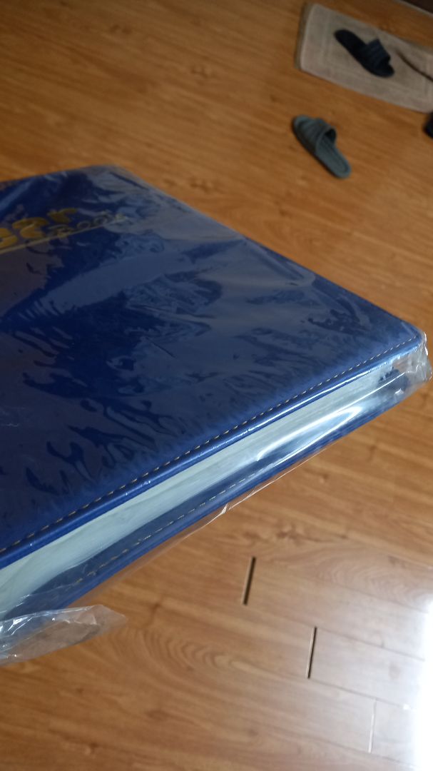 Giao hàng nhanh. Đóng gói sản phẩm tốt và chắc, mặc dù bọc sản phẩm rách một chút. Sản phẩm tương đối nặng do 200 tờ. Các tờ bìa dễ bám dấu vân tay và mồ hôi, nhưng tôi vẫn hài lòng cả người giao hàng và sản phẩm.