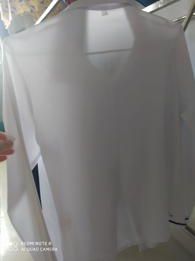 Áo chất liệu trơn mềm, mỏng nhẹ, mặc mát. Áo chất lượng tốt như vậy mà bán giá này là  vừa phải rồi.