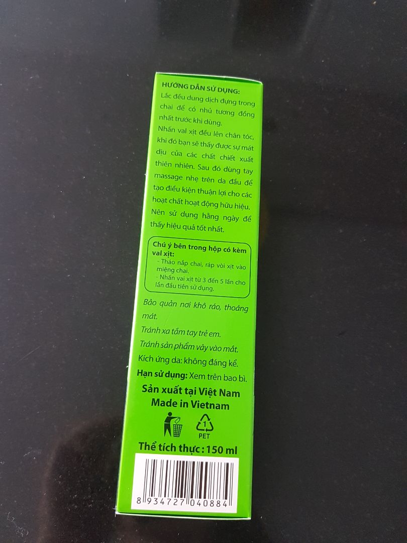 Về hàng: Bao bì đầy đủ, chuẩn hàng chính hãng. Tóc mình rụng rất nhiều, thấy mn recomend dùng tinh dầu bưởi nên mua về sài thử. Mong là hiệu quả. 
Có 1 điểm mình không hài lòng ở sản phẩm là nắp xịt tặng kèm không xịt được, làm mình phải chiết ra 1 lọ xịt khác để dùng, mình đã thử lấy cái nắp này xịt nước lọc bình thường nhưng cũng ko xịt được, chứng tỏ nắp hỏng chứ không phải do dung dịch. Mình thấy khá nhiều người đã mua và phản ánh về cái nắp xịt này mà khôg hiểu tại sao hãng vẫn không thay loại khác. Tặng nắp xịt mà không xịt được thì tặng làm gì nhỉ?