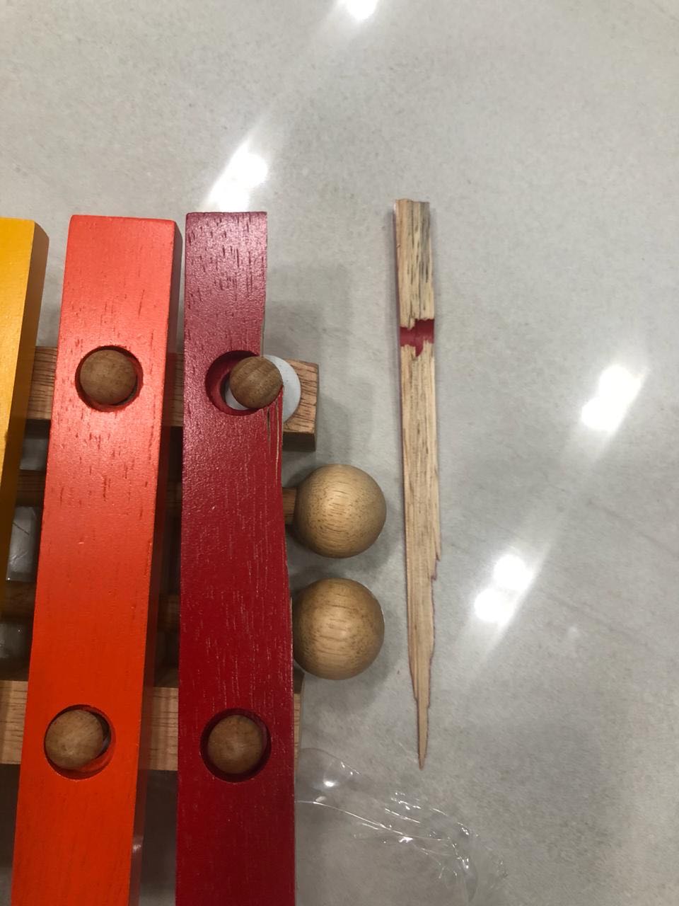 Đề nghị shop bán đổi hàng vì sản phẩm bị gãy khi nhận hàng như trong hình.