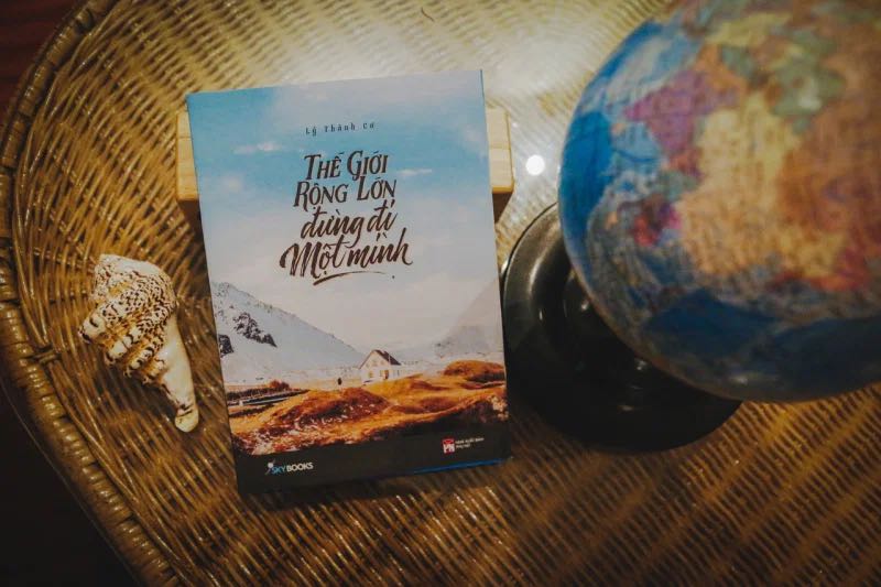 Cuốn sách tác giả viết về những chuyến đi một mình nhưng trong những chuyến đi ấy đều luôn muốn có một người đồng hành cùng mình. Không nhất thiết phải là người yêu, chỉ cần là bạn bè, người quen trên đường cũng đủ thấy chuyến đi thêm ý nghĩa.