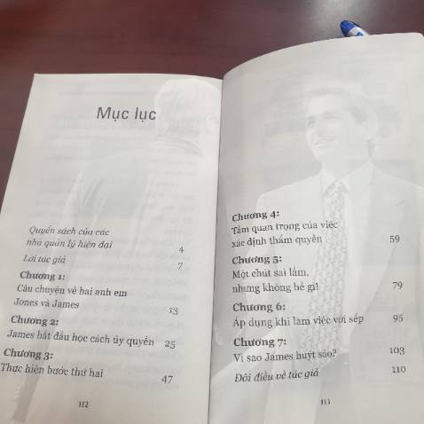 Nội dung chính cuốn sách hướng dẫn cách giao quyền trong công việc đối với nhà quản lý, lãnh đạo. Xoay quanh câu chuyện của 2 anh em họ sinh ra và lớn lên trong một môi trường cơ bản tương đồng. Tuy nhiên một người luôn gặp rắc rối trong công việc, luôn bận bịu và vất vả. Còn người kia thì lúc nào cũng bình thản, vui vẻ, cân bằng được cuộc sống và công việc với nguyên nhân chính là Biết cách giao quyền cho cấp dưới. 
Sách viết nội dung ngắn (hơn 100 trang), đơn giản với lượng kiến thức đem lại không nhiều đối với người đọc. Tóm gọn lại chỉ bằng một vài nhận xét về tác dụng của việc trao quyền và một vài cách để trao quyền hiệu quả. Tạm đánh giá Hài lòng với nội dung cuốn sách.