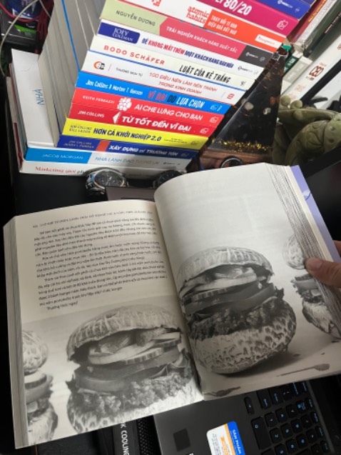 Cuốn này bên phát hành sách cố tình cho nhiều hình ảnh minh hoạ (Gần 1/2 cuốn). Phải chi hình im màu rõ đẹp thì ko nói đằng này in trắng đen.