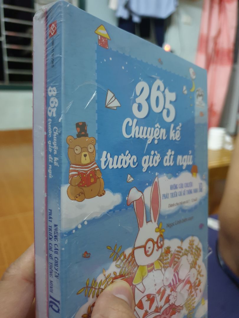 tiki đóng gói cẩn thận, sách được bọc trong lớp nilong sau đó đc bọc ngoài cùng bằng hộp nhỏ. Sách mới, đẹp. Nói chung là ok. Mình đặt 2h nhưng giao còn nhanh hơn nữa ạ