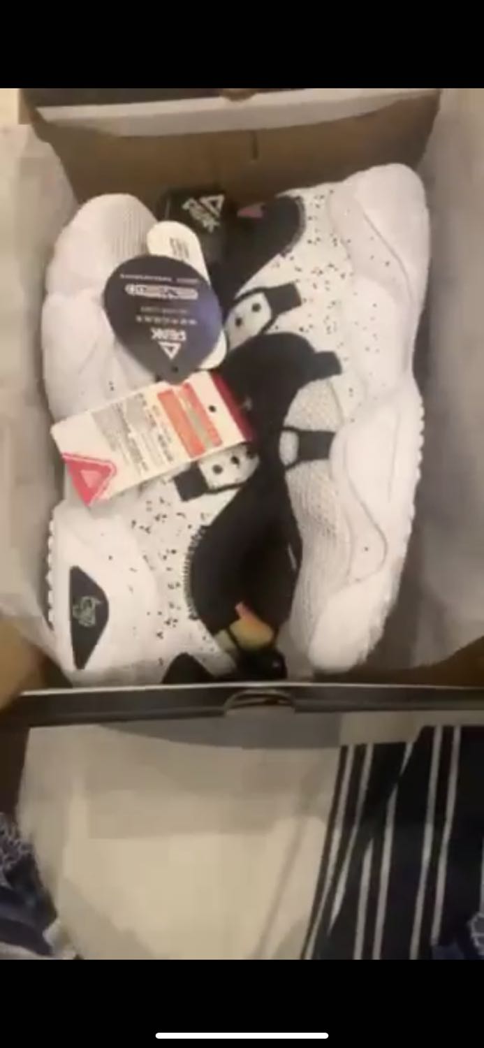 Giày vừa form chân, đế êm nhẹ, đóng gói cẩn thận. Còn tặng kèm cục slime để tập Taichi mỗi tội vận chuyển nên slime chảy ra r. May có túi nilon bọc ngoài nên k ảnh hưởng vào giày. Đôi thứ 3 mua của PEAK và vẫn hài lòng