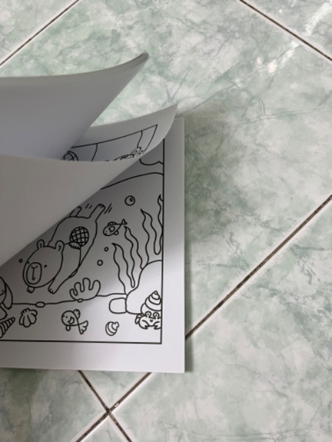 Được 32 trang, giấy dày nên tô bằng màu acrylic cũng ko thấm xuống tờ sau