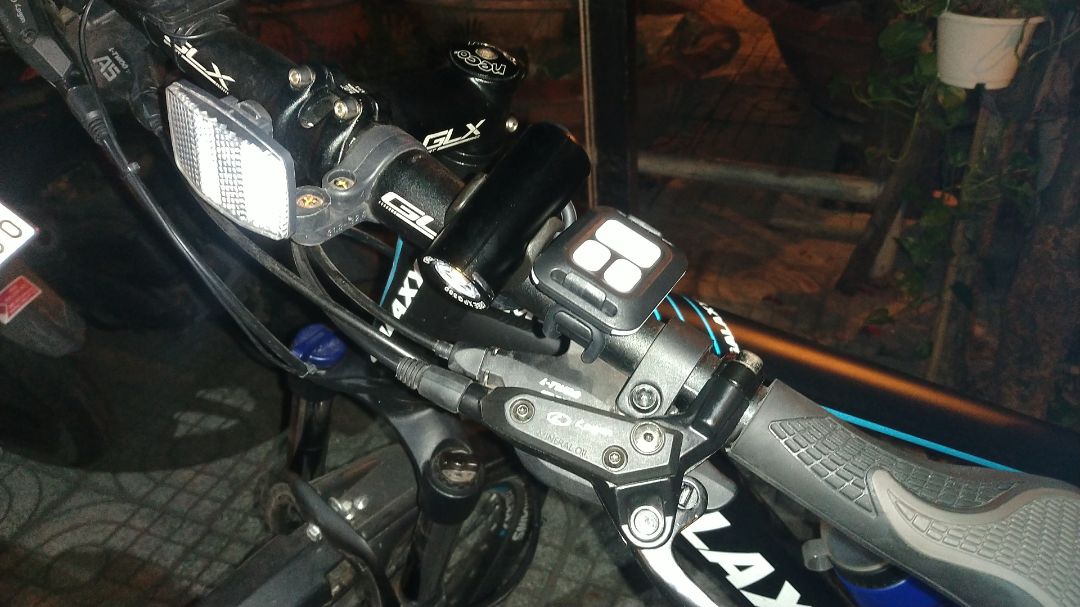 Đặt dịp cận tết nên giao trễ hơn dự kiến 1 ngày, đèn sáng ok, có điều cái dây đai cao su không biết có chắc không, để dùng thử thời gian mới biết. hàng thì đúng như quảng cáo.