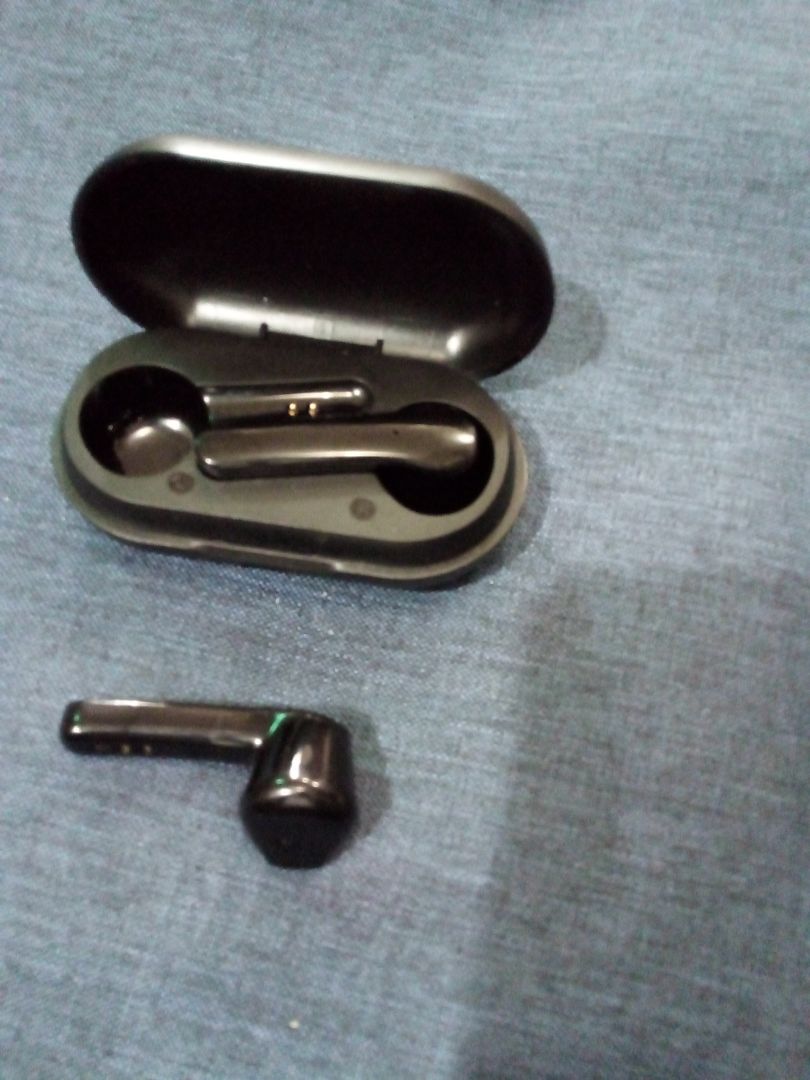 Vừa nhận hàng xong luôn . Khui ra *** thử thì theo mình cảm thấy hàng cũng rất ok lắm hình thức đẹp . tai nghe tốt chất lượng âm thanh nghe cũng rất hay và trong . To rõ đeo êm tai nói chung quá ok trong tầm giá nha .