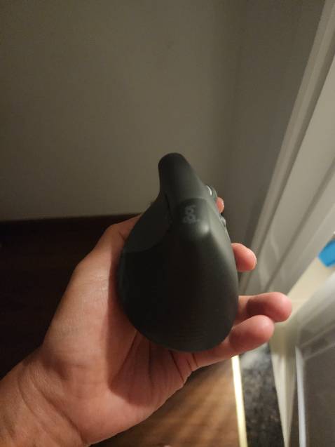 Chuột xịn mịn, tự phát hiện thiết bị và kết nối bluetooth mà không cần cắm đuôi USB. Bấm êm. Còn cai đỡ mỏi tay thì mình thấy cũng bình thường, chẳng khác mấy chuột khác.