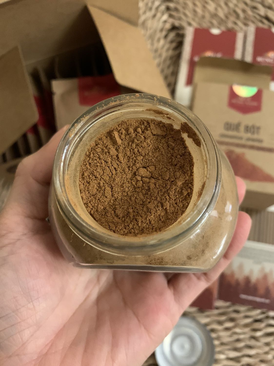 Trà quế và bột quế rất ngon, bột quế mình mở ra rất thơm nếm thử có vị ngọt nhẹ và tê tê của quế :)) Trà thì rất vừa miệng có mùi quế cam thảo và ngọt của cỏ ngọt. Shop đóng gói chu đáo dễ thương còn tặng thêm gói trà và vỏ quế nữa. Cám ơn shop nhé 1 spham rất việt và thân thiện mtruong hihihi :) Bạn nào yêu quế nên thử nha. À bột quế này làm bánh là hết sẩy nha :))