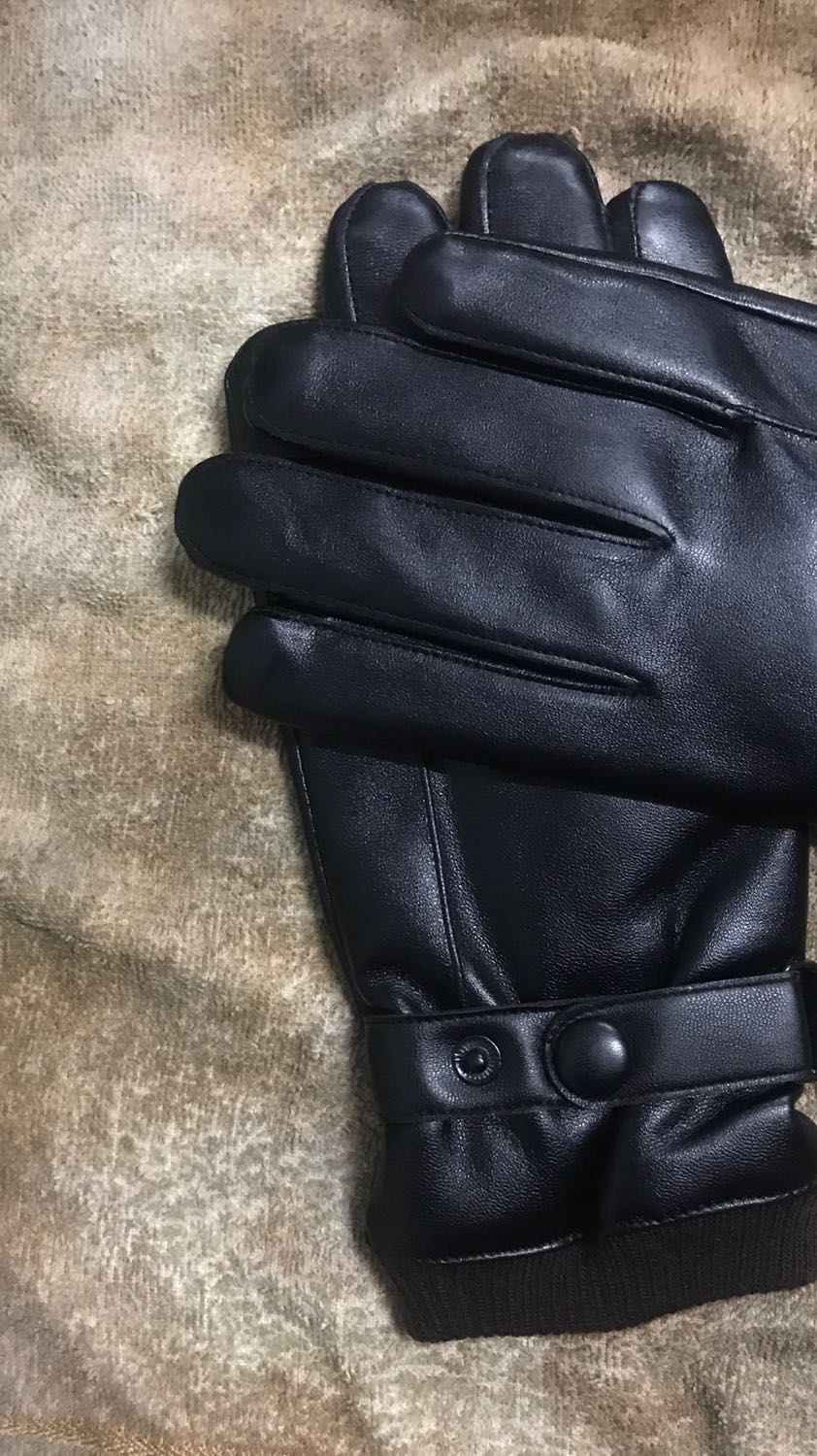 Găng tay da ấm áp. Mua về đúng đợt rét đầu mùa dùng thích ghê. Đi mưa khá ổn không sao cả. Lớp lông bên trong làm găng tay mềm mại dễ chịu. Da co giãn tốt đeo cũng rất thoải mái nữa ý. Sản phẩm tốt đánh giá 5 sao. Cảm ơn shop và tiki