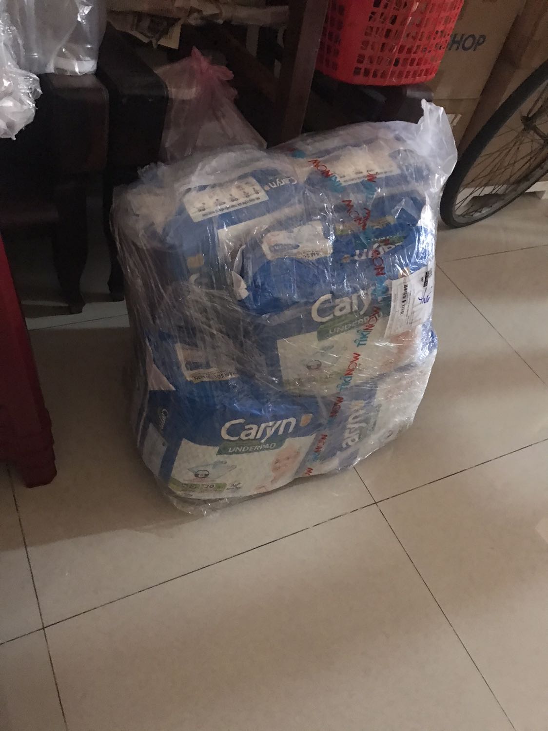 Shop giao đúng hàng nhưng đơn vị vận chuyển giao hàng quá lâu. Đặt hàng từ 9.10.21, ngày giao hàng dự kiến là 24.10.21 mà chờ mãi không thấy ai giao cũng như không thấy Tiki có thông báo gì. Liên hệ tổng đài viên của Tiki rất khó khăn. Mình bị giai hàng trễ mà shop kêu mình tự gọi lên Tổng đài của Tiki hỏi mà gọi thì tốn 1k/ phút. Vớ vẫn. Dịch vụ khách hàng như vậy thì Tiki nên coi lại. Hàng thỉ mãi đến hôm nay 1.11.21 hàng mới được giao. Không hiểu giao hàng trễ như vầy thì ai dám đặt hàng lần sau?