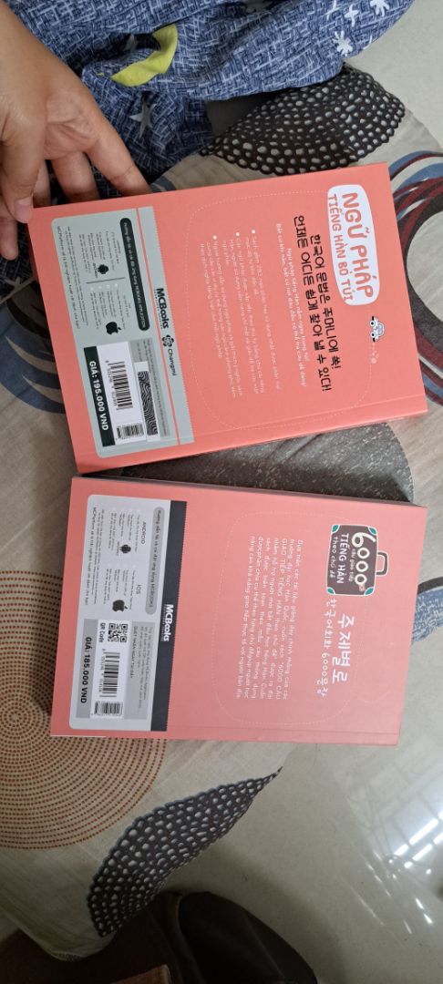 Sách đẹp, in ấn màu bìa rất dễ thương. Sách bỏ túi mà cầm to nặng hết hồn, tự học ko biết chừng nào xong để review :)))))))