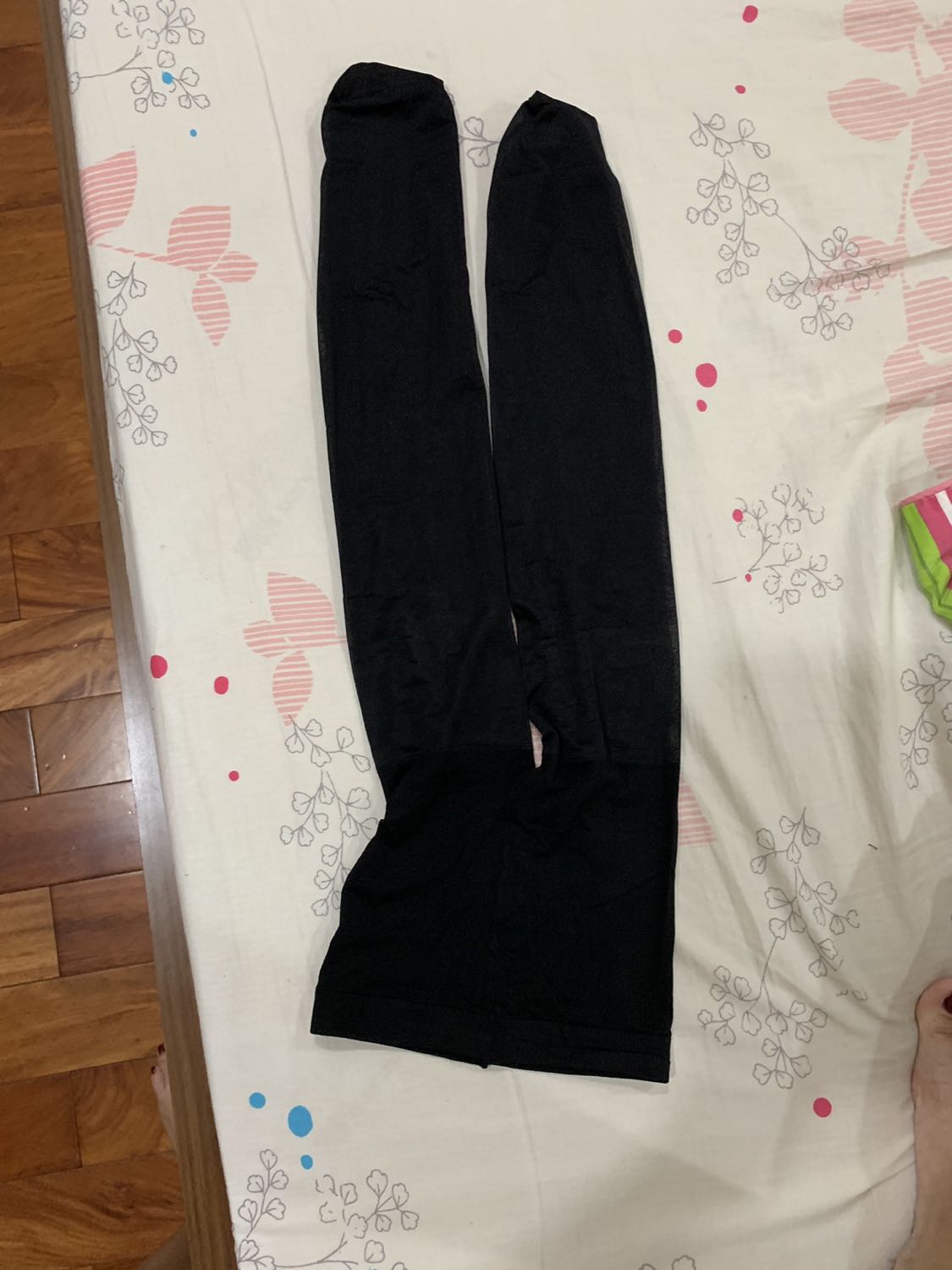 mua hàng combo hình chụp tất vớ người lớn nhưng giao 1 cái người lớn còn cái còn lại cho tre em hả shop! làm ăn cẩu thả quá