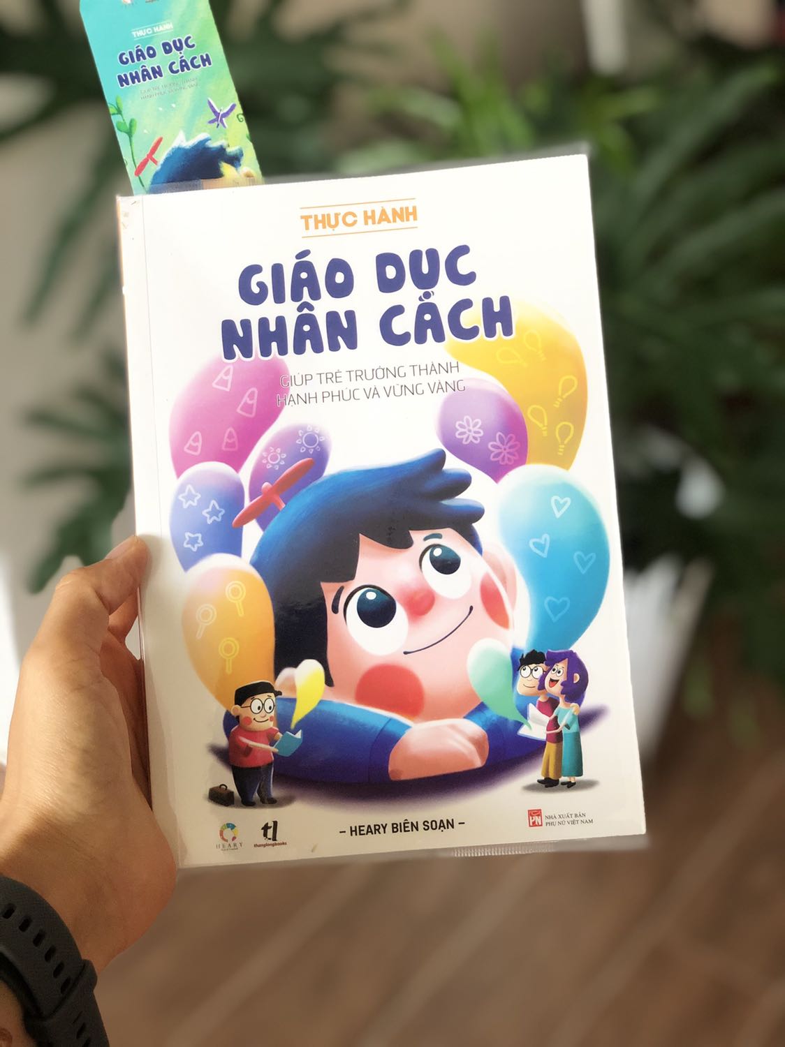 Mình theo dõi *** của 1 trong 3 tác giả là Nguyễn Minh Thành một thời gian khá lâu. Bạn ấy có nhiều chia sẻ rất hay và hữu ích. Cuốn sách in màu trên nền giấy đẹp thể hiện rõ sự chỉn chu của các tác giả. Cuốn sách cần thiết cho mình ở thời điểm này. 
Cảm ơn Tiki đã bọc sách rất đẹp ?