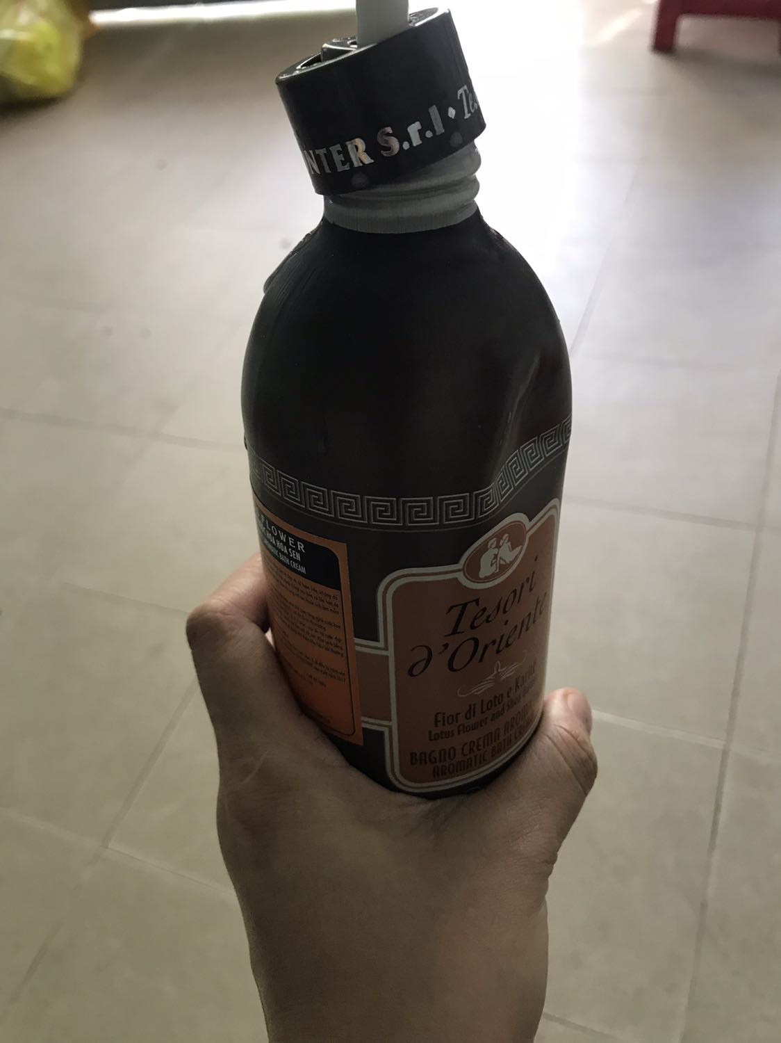 Shop gửi không có móc khoá tặng, chai bị móp, nắp và vòi pump cũng bị vỡ, may m có vòi chai cũ lắp vào. Sữa tắm thì ổn, thơm lâu, không làm khô da. Đáng tiền nha mn. Shop nên cải thiện đóng gói với vận chuyển