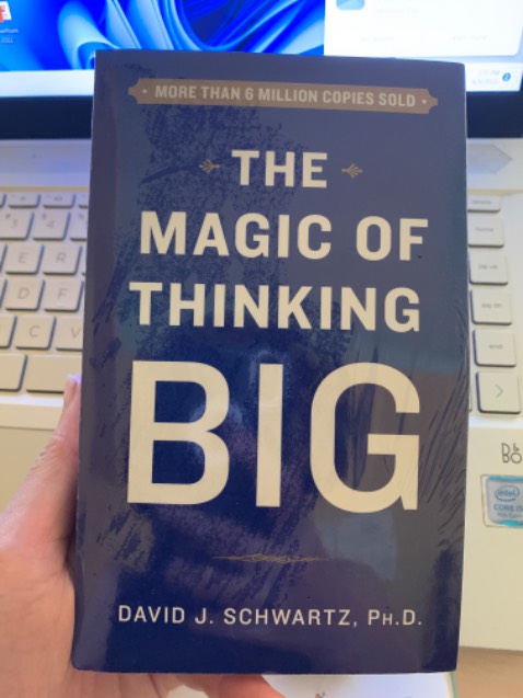Mình đã mua cuốn này 2 lần. Lần này mình mua để tặng học trò. Sách rất đang để đọc.Cho mình nhiều bài học và ý tưởng cho nhiều lĩnh vực khác nhau trong cuộc sống. Mọi người sẽ có cách nhìn nhận khác nhau về chữ BIG - THINKING BIG - Suy nghĩ lớn.