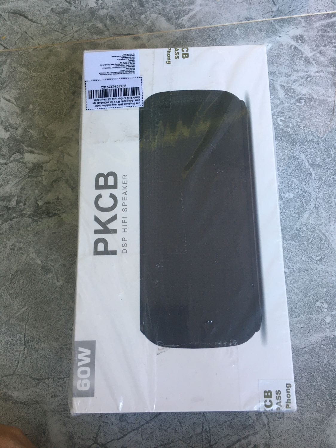 Shop ở TP.HCM mình đặt ở BRVT nên giao khá nhanh, chưa tới 24h đã nhận được hàng rồi. Đặt buổi trưa hôm qua thì sáng nay đã nhận được. Đóng gói cẩn thẩn, giao đúng màu. Hình thức loa bên ngoài khá ổn, vỏ làm bằng nhựa, các nút bấm, mặt trên và đế được làm bằng cao su. Lưới bọc loa không phải là kim loại như mình tưởng tưởng mà được bọc bằng vải lưới nhìn giống kim loại thôi. Lưới này cảm giác không được chắc chắn lắm, bọc bị lệch nhưng vẫn ổn. Bật loa nghe thử thì khá lớn, to rõ, bass đập khá phê. Nói chung trước mắt là ổn. Dùng lâu chưa biết thế nào!