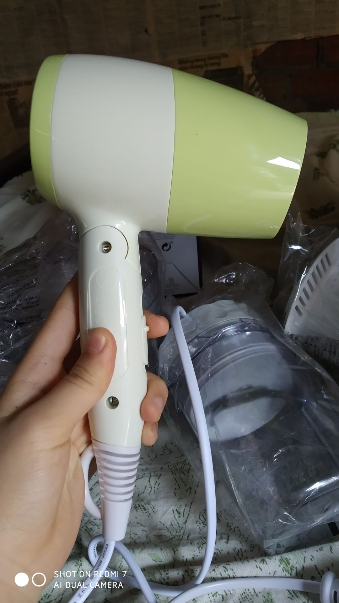 Đây là lần đầu tiên mình mua hàng điện tử trên Tiki và thực sự Tiki không làm mình thất vọng.
 Mình đặt hàng ngày 10/7 mà đến 13h 11/7 là anh shipper réo mình xuống lấy hàng ( mình ở Tây Ninh ). Nhanh đến mức không ngờ.
  Anh shipper thân thiện, nhiệt tình còn dặn mình nhớ quay lại quá trình khui hàng để nếu máy có vấn đề thì sẽ dễ đổi trả. 
  Về chất lượng máy thì quá ư là OK. Đóng gói chắc chắn, giấy bảo hành đầy đủ. Đợt mình mua có khuyến mãi máy sấy tóc  thì cảm nhận là máy gọn, nhẹ, gấp lại đc, tiếng chạy khá êm không chói tai, lưu ý phần điều chỉnh hướng có thể tháo ra đc làm bằng nhựa giòn nên dễ vỡ,nứt nhé các bạn. Mình mua có khuyến mãi chỉ  1199k thôi mà chất lượng cực kì ổn, ngư bên ngoài điện máy nha. Cho 5 sao từ vận chuyển đến chất lượng sản phẩm.