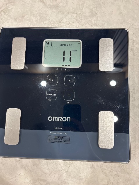 Đo kết quả hoàn toàn không chính xác. Mục tiêu mua máy để đo % mỡ (fat), cơ (muscle), calo tiêu thụ, ước tính tuổi nhưng chỉ sổ đo cho 4 profile đều lung tung. 
Chỉ số thì đẹp không tưởng (mỡ thấp, cơ cao so với thực tế), nhưng chỉ số mỡ nội tạng và tuổi sinh học lại cao bất ngờ
Đã đối chiếu với các máy chuyên dụng với các phòng gym.
Yêu cầu trả hàng, hoàn tiền