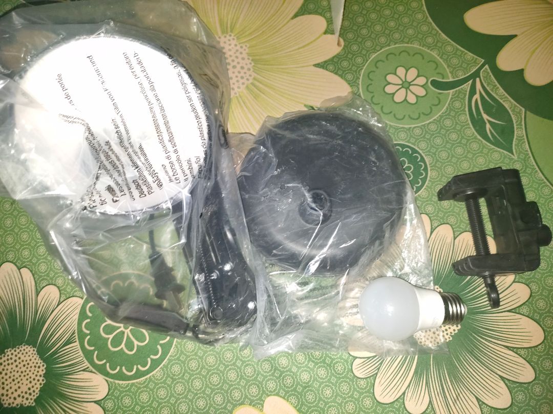 mọi thứ đều ổn cho tớ khi tôi thấy cái chụp đèn bị móp, điều này có thể không ảnh hưởng chất lượng ánh sáng nhưng ảnh hưởng về tâm lý mua hàng của tôi rất nhiều 😭. Tôi nghĩ mình khá khó tính và sản phẩm đã đáp ứng gần hoàn hảo rồi. còn có giấy bảo hành nữa nên rất ổn, bù lại 1 chút về tinh thần nhưng tôi vẫn bỏ bớt 1 sao vì sự tổn thương tinh thần này.