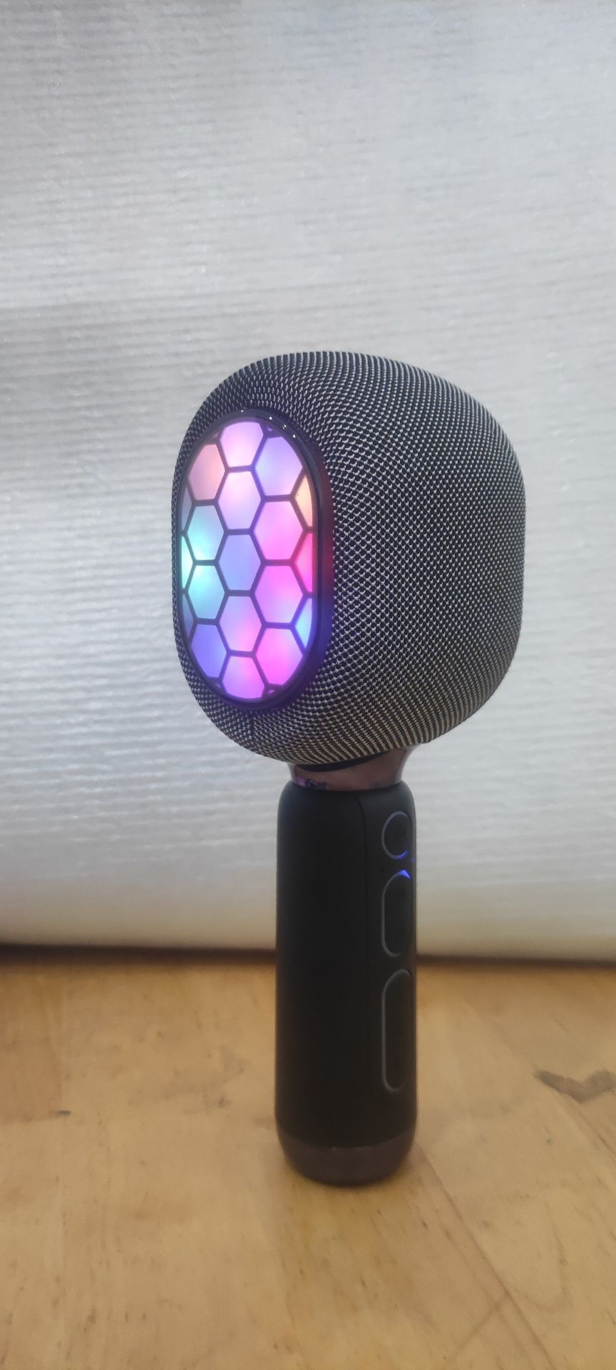 mic có led khá đẹp, hát hay, âm thanh ổn, hàng chính hãng icore nên cũng yên tâm, pin cũng dc lâu lắm, nê mua nha