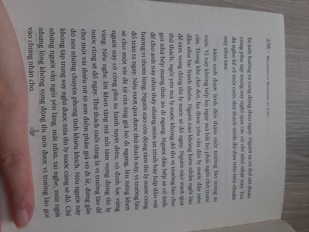 sách khá hay, tác giả Nguyên Phong dịch thì ý tứ nhẹ nhàng, sách nói về hành trình một người phụ nữ Châu Âu (Paris) người chuyên viết về tôn giáo Châu Á, ban đầu ở Ấn Độ và vì một sức mạnh vô hình hoặc sự tò mò về sự tâm tập, huyền thuật huyền bí ở Tây Tàng mà vượt rào cản Quốc gia để qua, bà trải nghiệm tu tập ẩn cư và hiểu được phần nào cảm thụ của một ẩn sĩ, bà tận mắt chứng kiến những bí thuật lạ lùng ở Tây Tạng, những triết lý, phái tu tập ở Tây Tạng, nhìn chung cuốn sách đối với người chưa tu tập đủ để cảm nhận, và biết thêm về cách người tu tập suy ngẫm, biết một ít về tôn giáo, tu luyện. chương 1,2 thì mình đọc thấy hơi nặng nề, chương 3 đọc thì hơi sợ (không nên đọc vào buổi tối), các chương sau màu sắc câu chuyện sáng hơn, vui vẻ hơn. hình mình chụp đa phần ở chương sau.