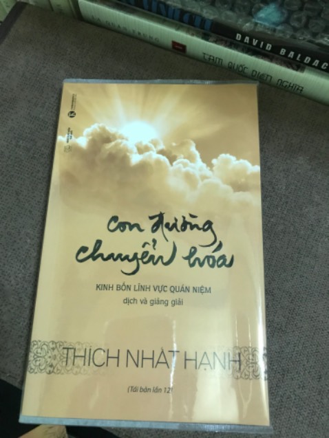 Tiki đóng gói kỹ, vận chuyển nhanh. Về hình thức thì sách mới, không bị gãy góc, Tiki bọc sách cũng rất đẹp, nói chung là mình rất hài lòng.
Về nội dung thì sách nói về kinh Tứ Niệm Xứ do Thầy bình giải và hướng dẫn thực tập, rất nhẹ nhàng và bình dị.
