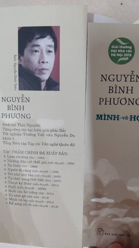 Sốc, lạ và bạo liệt là những nhận xét ngắn gọn dành cho “ Mình và họ “ về thủ pháp kể chuyện và nội dung. Gọi là tiểu thuyết nhưng có vẻ nó giống như một tạp văn dài với những câu chuyện phiếm lan man không hồi kết mô tả cuộc sống nhuốm màu hoang dã ở vùng núi phía bắc đan xen với quá khứ chiến tranh khốc liệt nơi đây. 
Phải nói thật đây là một tác phẩm khó tiêu hóa với người đọc, không có chương hồi, không quãng nghỉ, chuyện nọ nối tiếp chuyện kia một cách lộn xộn về thời gian, đa dạng nhưng thiếu chiều sâu về nhân vật. 
Có thể tác phẩm thành công khi đặt nó trong mảng đề tài quen thuộc của các nhà văn Việt Nam cùng thời,  nội dung tập trung vào chiến tranh, cuộc sống hâu chiến một đặc sản rất “ Việt Nam “. Tuy vậy là một người đọc trong hoàn cảnh hiện tại tôi không còn cảm thấy thích thú với chủ đề này nữa, nó đã trở nên nhàm chán lỗi thời. Cùng với đó là lối kể chuyện tự sự mang đậm tính cá nhân, trình hiện vô số đến thừa thãi chất liệu sống cùng những trải nghiệm riêng, nặng về triết lý nhưng thiếu hẳn tính sáng tạo thứ mà một tiểu thuyết đúng nghĩa cần có.