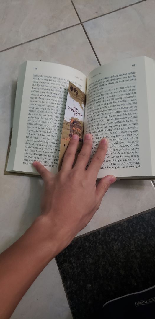 Hình thức sách không có gì để nói, giấy ok, có bookmark kèm theo. Nội dung sách cũng là về cuộc chiến chống Pon Pot tuy nhiên cách viết của tác giả đậm chất văn học hơn, ít sỏi đá, ít đen tối hơn so với cuốn Chuyện lính Tây Nam của Trung Sỹ nhưng vẫn lột tả được những hy sinh mất mát của cuộc chiến. 
Nên đọc.