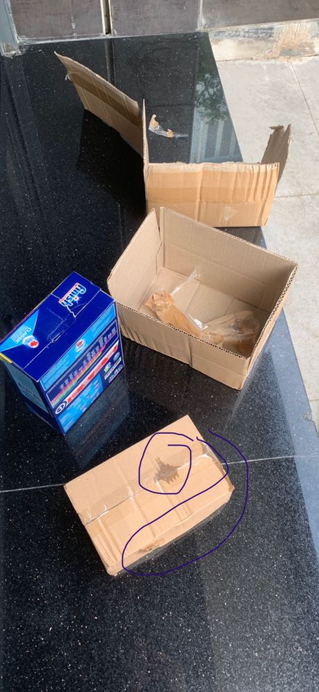 Giao hàng đóng gói sơ sài, dầu bóng bị rỉ ra, khi vừa mở ra bung nắp đổ gần hết.