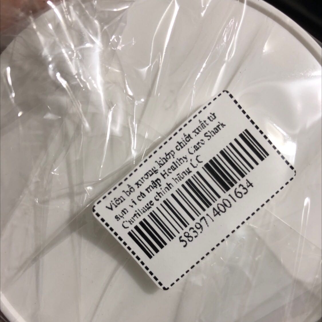 Viên sụn cá mập của healthy care này mình có tham khảo ở nhiều nơi rồi, rất phù hợp với người có vấn đề xương khớp như ba mẹ mình nên khi thấy shop khuyến mãi là mua ngay, mua đúng dịp tết nên đợi đến mùng 5 mới nhận hàng. Check code trên hộp thì đúng chuẩn hàng, đóng gói ok.