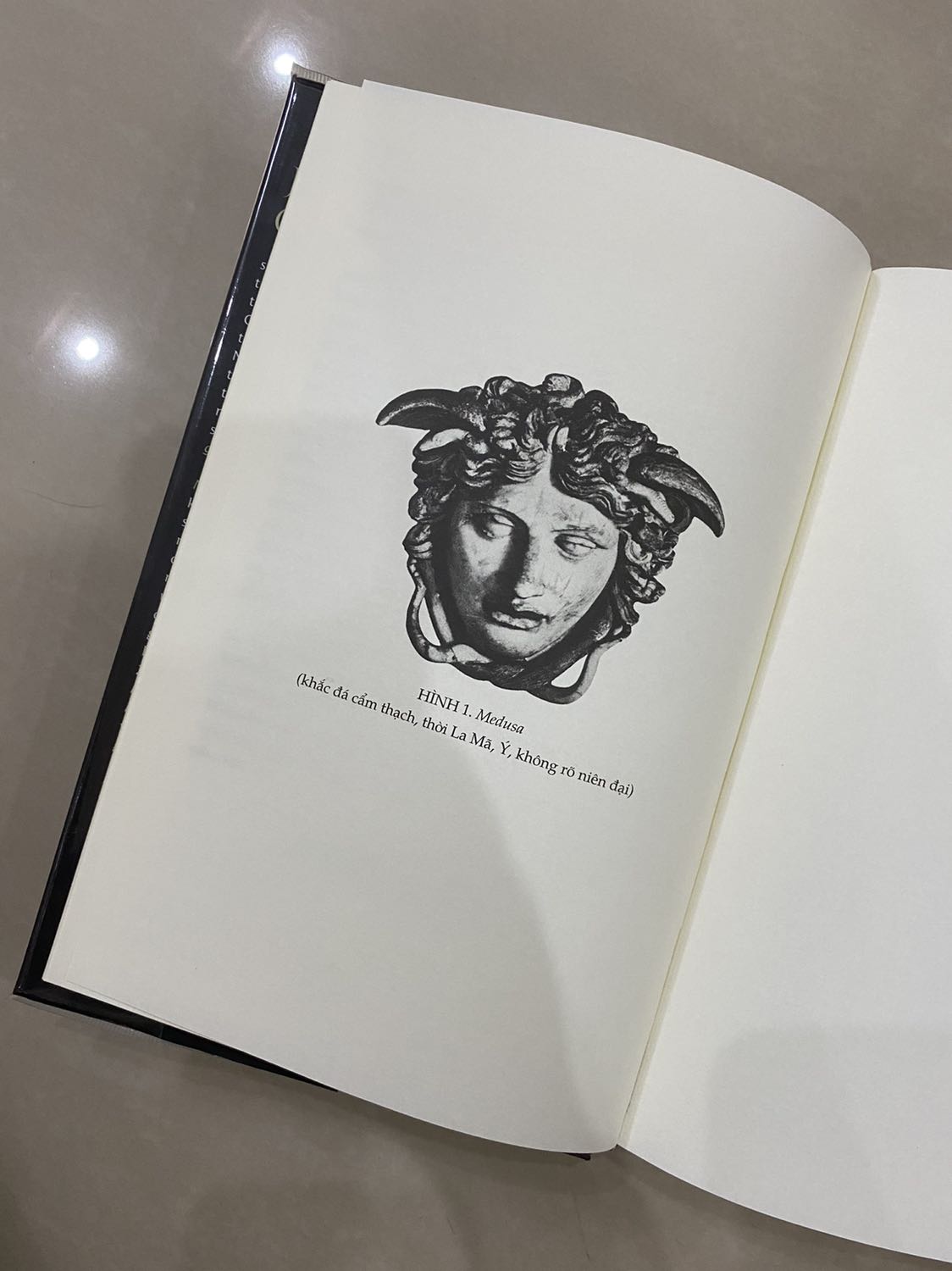 Giao hàng siêu nhanh dù đang trong mùa dịch ^^
Đây là cuốn sách nghiên cứu chuyên sâu và cẩn trọng của học giả đầu ngành - Joseph Campbell. Cuốn này cần thiết đối với những ai quan tâm và bắt đầu nhập môn thần thoại học nhé. Tìm hiểu về “monomyth” (hành trình của vị anh hùng) cũng sẽ giúp các bạn thấu tỏ về các nhân vật Hero của điện ảnh hiện nay đó 😉