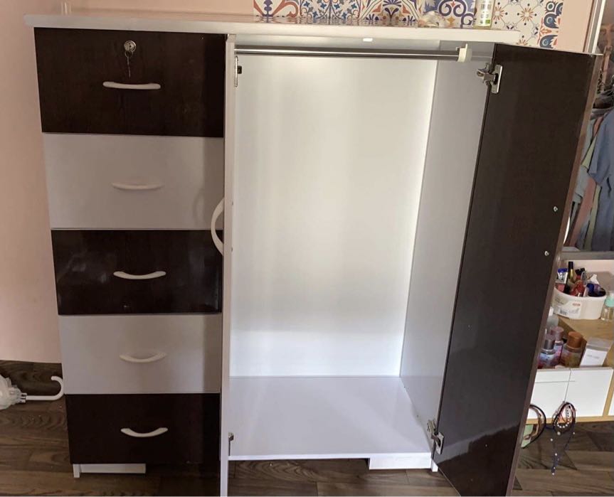 Tủ không giống hình.
Hình là tủ có bánh xe, thực nhận ko có.
Hình mẫu thì bên cửa treo đồ có ngăn, mình nhận tủ cũng ko có ngăn luôn. 
Nt shop thì ko nhận đc trả lời. 
Quá chán