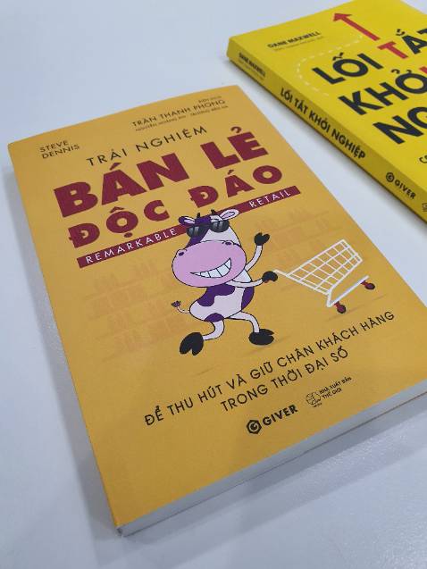 Góc nhìn thời đại về thương mại điện tử và thương mại truyền thống trong hoạt động bán lẻ. Những bài viết cả vĩ mô và vi mô trong bối cảnh những sự kiện thời đại ảnh hưởng trực tiếp đến hoạt động bán lẻ toàn cầu: covid, chuyển mình của Amazon, Alibaba....... 
    
    Khách hàng mua câu chuyện trước khi mua sản phẩm là điều ấn tượng với tôi. Câu chuyện của sản phẩm làm tôi nhớ đến câu chuyện chai nước suối thiên nhiên của Việt Nam mà tôi biết có anh bạn cũng có thể bán được nó với giá 70 nghìn/chai với câu chuyện nguồn gốc xuất xứ đặc biệt của nó.

    Cá nhân đánh giá tổng thể cuốn sách không phải toàn bộ đều hấp thụ được nhưng sẽ có nhiều kiến thức hay, những góc nhìn của tác giả ta có thể tham khảo được.