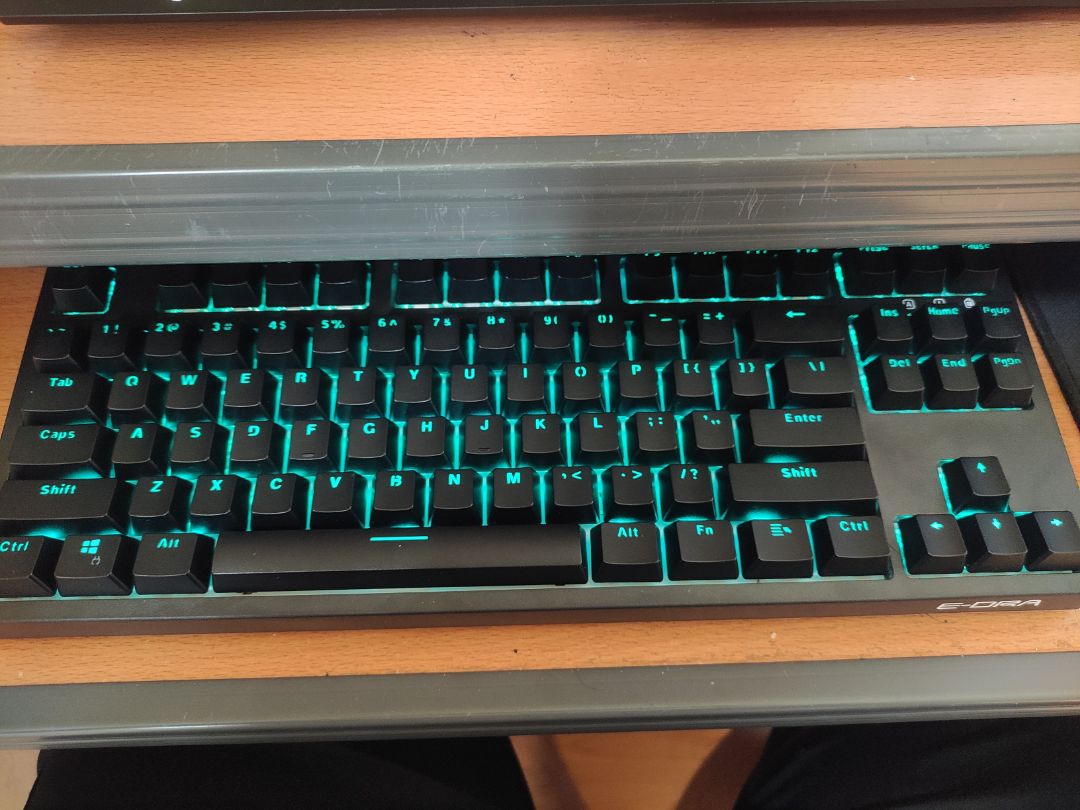bàn phím quá ngon trong tầm giá ,đóng gói chắc chắn ,mỗi tội thiếu keycap sao vàng đi kèm và giao hàng khá chậm .Nói chung là khá hài lòng về chất lượng