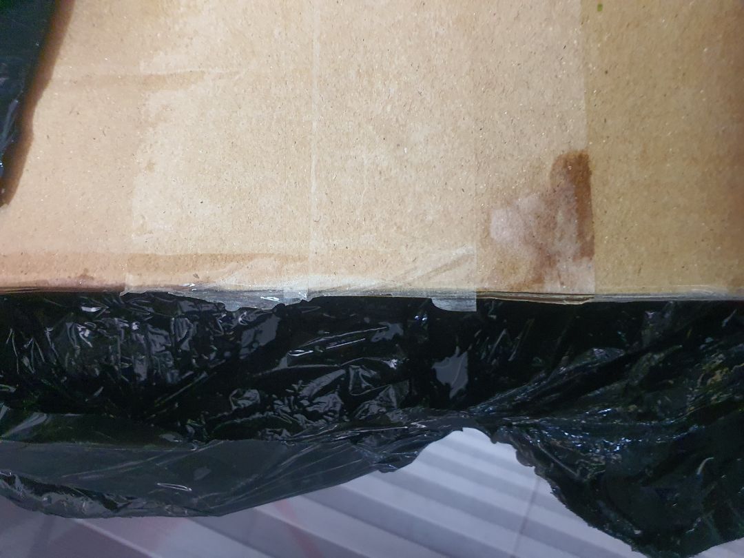 ko  bàn về chất lượng sản phẩm. Ko hiểu shop nghĩ gì khi đóng gói chai này kèm cái kệ một cách cực kỳ sơ sài. Cũng ko note vói bên giao hàng đây là hàng dễ vỡ. Nhận đến tay thì cái chai bể chảy be bét khắp nơi. Kinh khủng. Coi như là quăng thùng rác 60k. Nản thật sự!