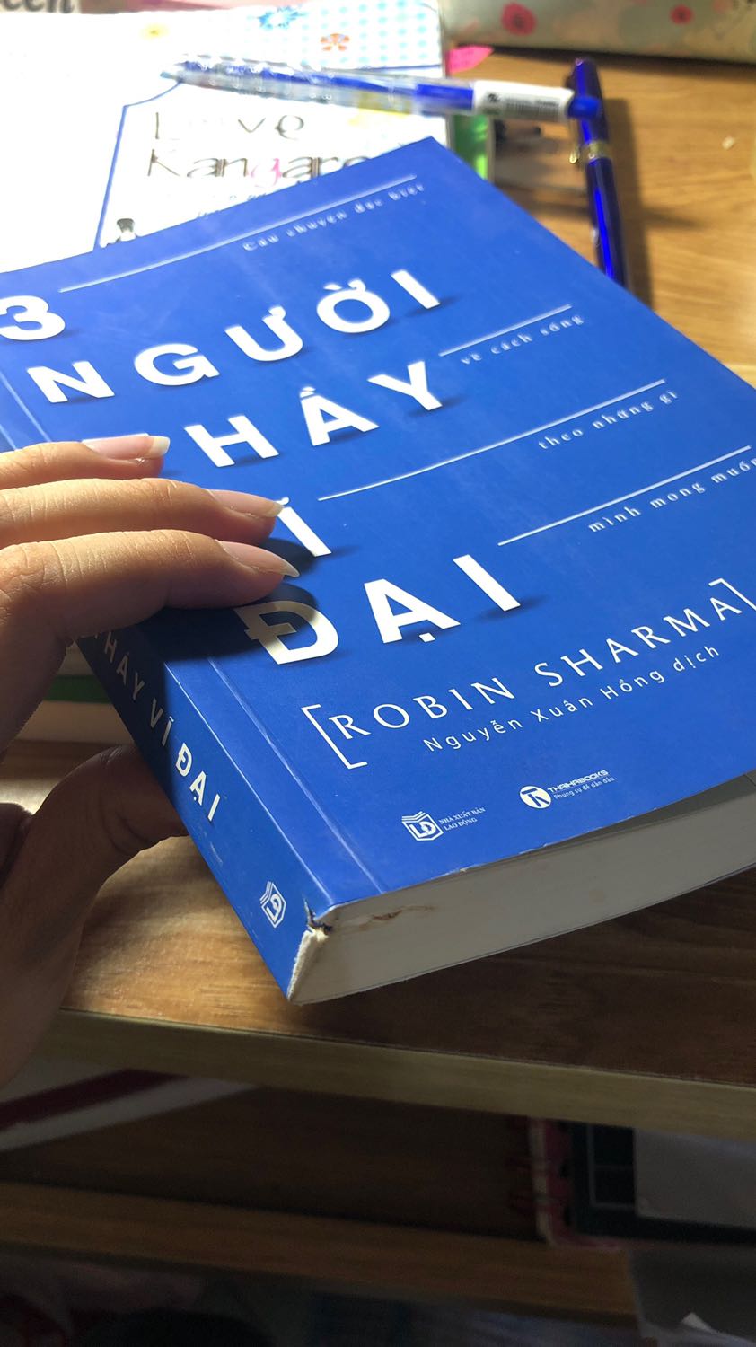 Mua tiki nhiều lần rồi nhưng đây là lần đầu tiên em bị giao sách lỗi, hơi thất vọng 1 chút mong shop để ý hơn về chất lượng sách trước khi giao hàng nhé ạ 
Dù bán onl hay bán trực tiếp thì mình cũng nên đặt sự hài lòng của khách hàng lên hàng đầu chứ nhỉ ?!